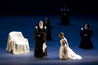 Dialogues des Carmélites Dale Travis as Marquis de la Force and Isabel Bayrakdarian as Blanche de la Force in the Lyric Opera of Chicago production. Photo Credit: Robert Kusel © 2007