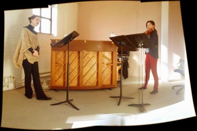 Jacqueline Woodley and Kerry DuWors rehearsing Kurtág's Kafka Fragments. (photo by Joel Ivany)