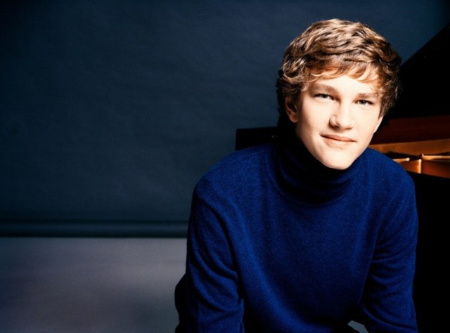 Pianist Jan Lisiecki (photo: Mathias Bothor-- DG)