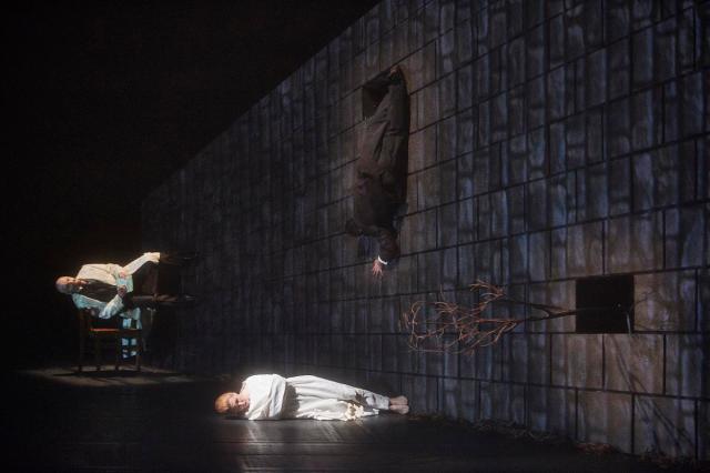 (l-r) Mark Johnson as the Psychiatrist, Krisztina Szabó as the Woman and Noam Markus as the Lover in the Canadian Opera Company production of Erwartung, 2015. (Photo: Michael Cooper)