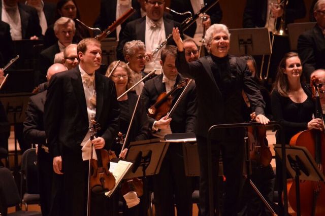 Jonathan Crow, Peter Oundjian and the Toronto Symphony (photo: Michael Morreale)