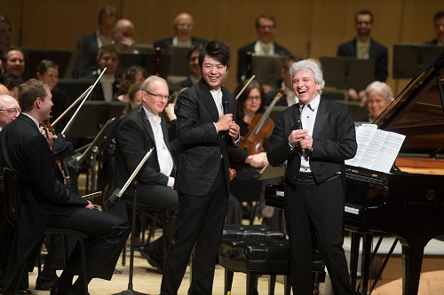Lang Lang, Peter Oundjian laughing (@Jag Gundu) (1)