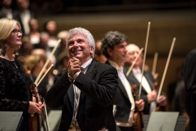 Peter Oundjian thanks audience (@Nick Wons)