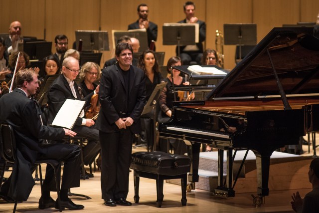 Javier Perianes bowing (@Nick Wons)